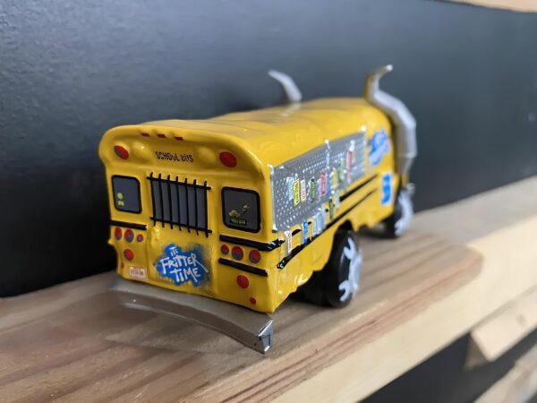 Autobus Miss Fritter z bajki Auta interaktywna zabawka inspirowana filmem - obrazek 4