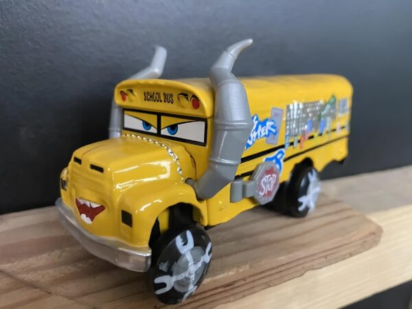 Autobus Miss Fritter z bajki Auta interaktywna zabawka inspirowana filmem - obrazek 2