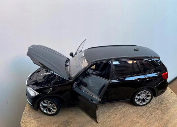 Model BMW X5 w skali 1:24 czarna kolekcjonerska miniatura luksusowego SUV-a - obrazek 9