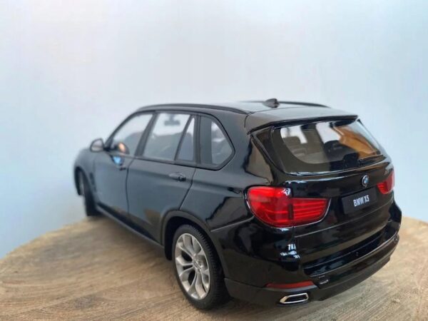 Model BMW X5 w skali 1:24 czarna kolekcjonerska miniatura luksusowego SUV-a - obrazek 8