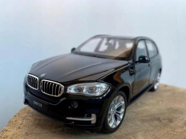 Model BMW X5 w skali 1:24 czarna kolekcjonerska miniatura luksusowego SUV-a - obrazek 7