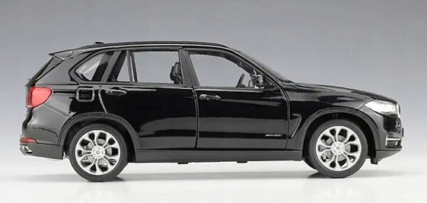 Model BMW X5 w skali 1:24 czarna kolekcjonerska miniatura luksusowego SUV-a - obrazek 4