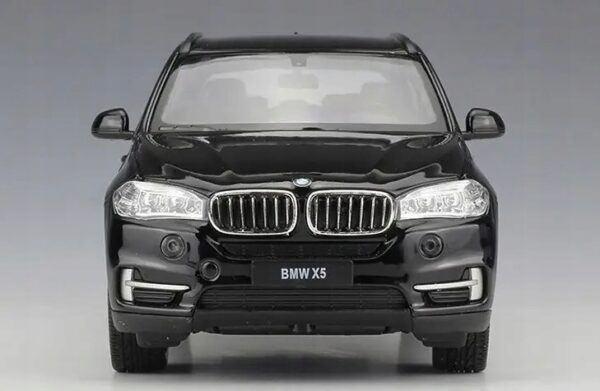 Model BMW X5 w skali 1:24 czarna kolekcjonerska miniatura luksusowego SUV-a - obrazek 3