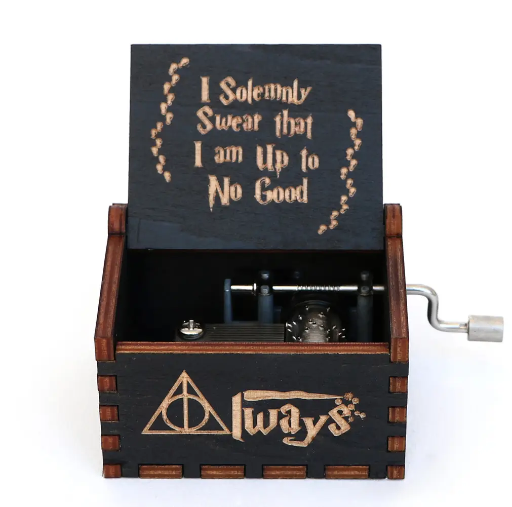 Pozytywka Harry Potter Ręczna zewnątrz znajduje piękny wzór wewnątrz napis wykonana jest drewna mechanizm