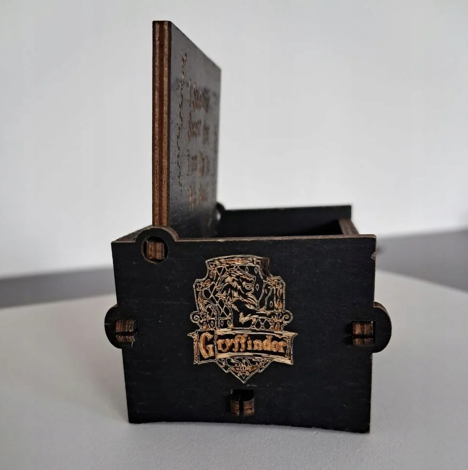 Pozytywka Harry Potter Ręczna zewnątrz znajduje piękny wzór wewnątrz napis wykonana jest drewna mechanizm - obrazek 4